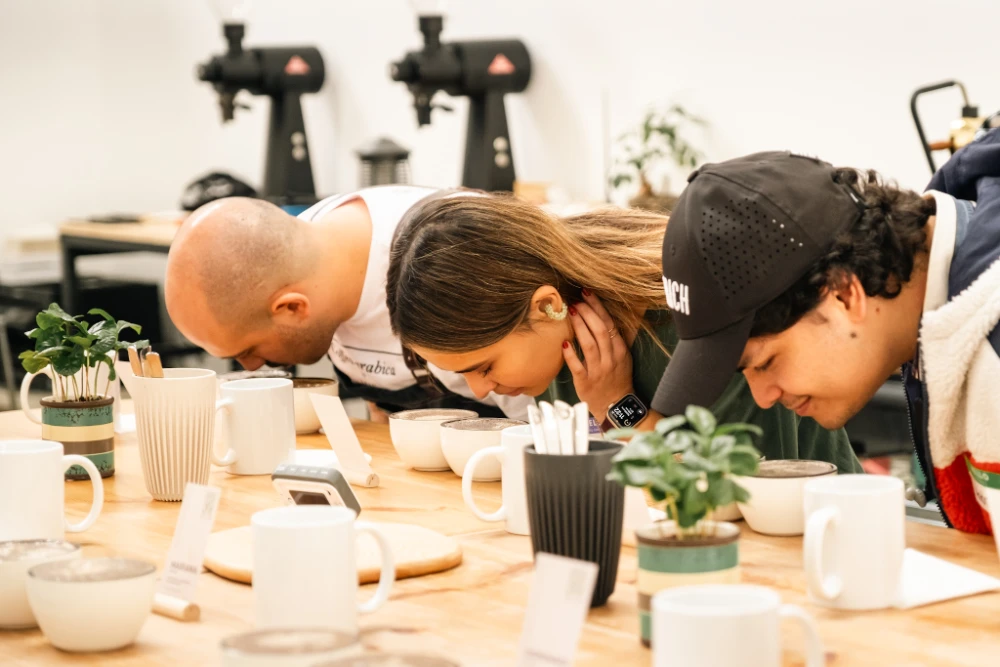 Una imagen de Daniel Sánchez impartiendo una cata de café a un grupo de apasionados por el café.