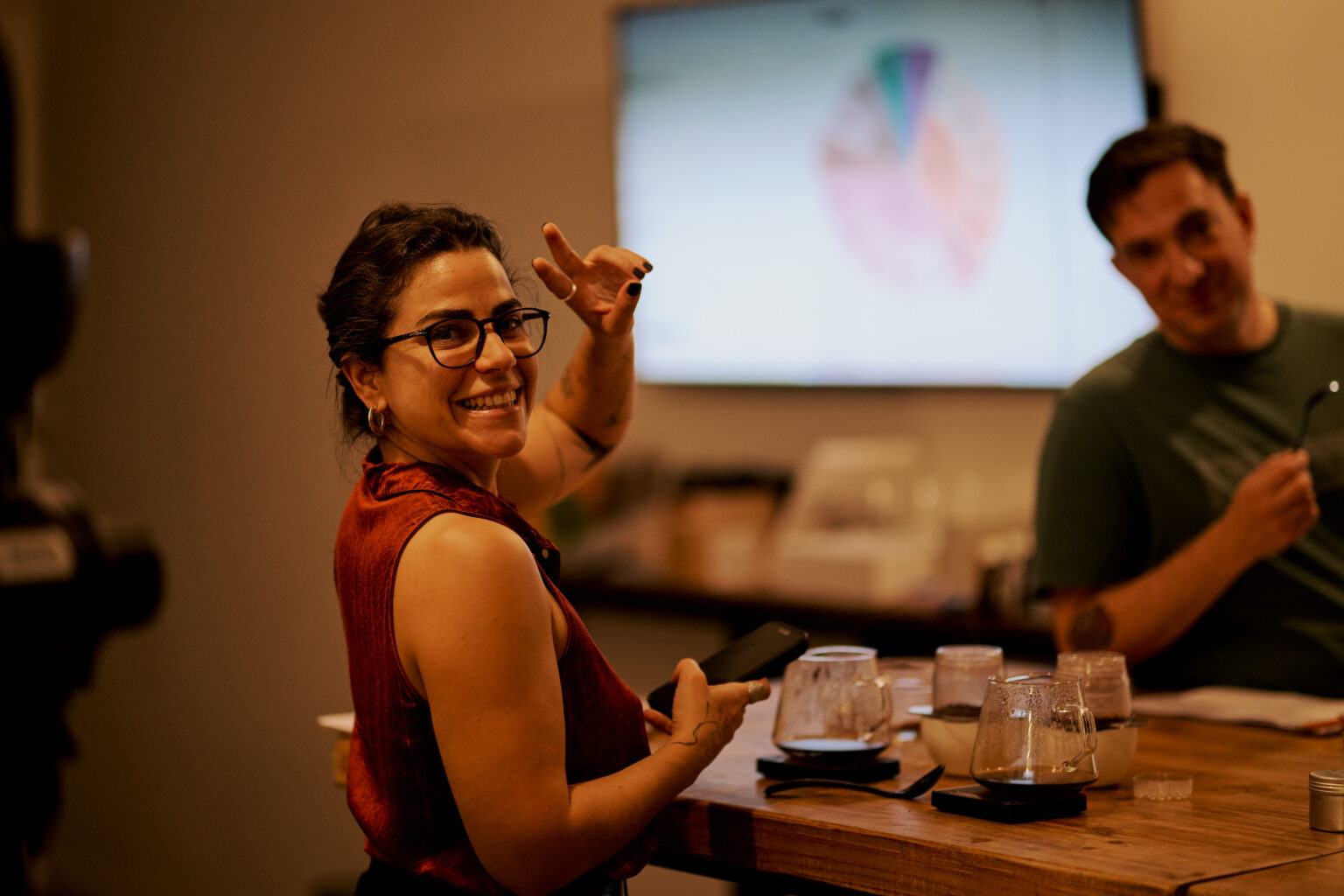 Dara Santana dando clase en Mae Coffee Lab